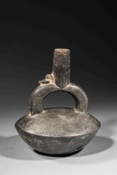 null Vase with stirrup handle decorated with a bird

Brownish black terracotta

Chimu...
