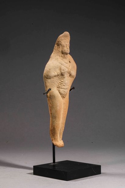 null Cast statue of a nude woman holding her breasts (probably Ishtar).

Beige terracotta.

Iran,...