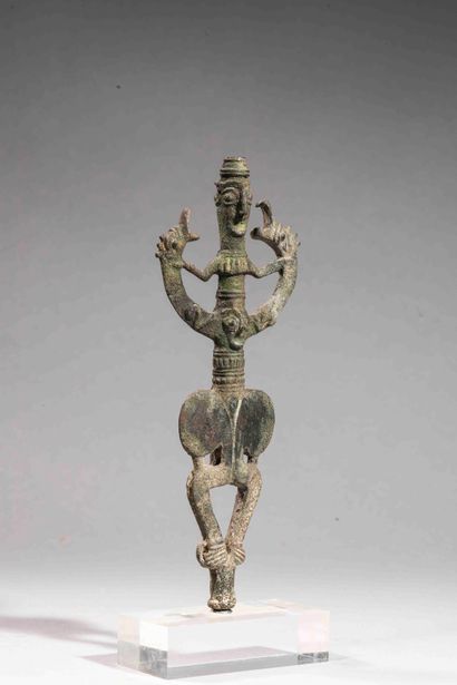 null Janiform idol with the "master of the animals

Bronze with green patina.

Luristan,...