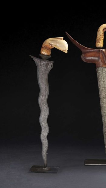 null Couteau " Kriss " en fer forgé ,à la poignée en ivoire sculpté .Indonésie 19eme...