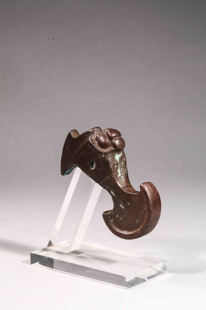 null Set of two hammer axes decorated with animal heads spitting the blade, of the...