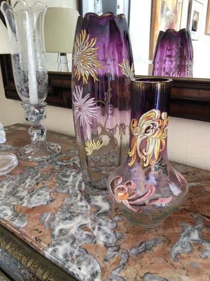 null Réunion de 2 vases en verre à décor émaillé de fleurs

H 35 et 26cm





Lot...