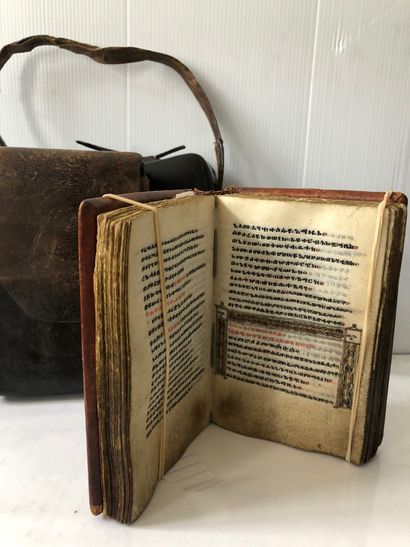 null Lot comprenant : 4 " rouleaux magiques " et une bible dans un étui en cuir
...