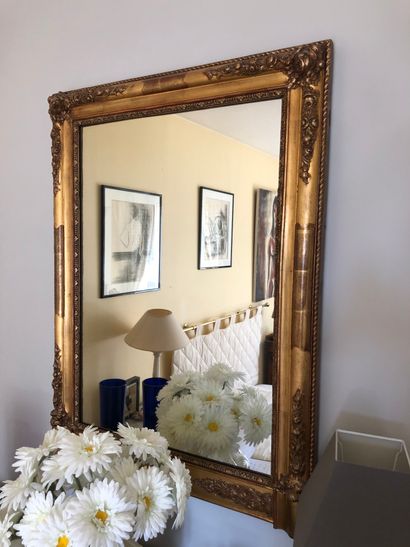 null Miroir en bois et stuc doré à décor dans les écoinçons de fleurs

96x73cm



Lot...