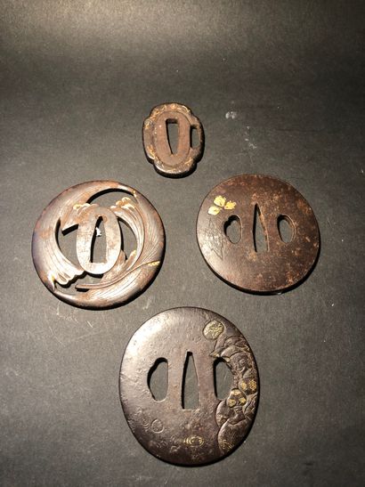 null Quatre tsubas en fer à décor shakido (alliage 4%or 96%cuivre ) ,trois ronde...