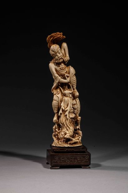 null Important Okimono en ivoire sculpté à décor d'un personnage luttant contre un...