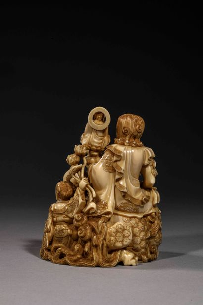 null Important Okimono en ivoire sculpté à décor d'un groupe de personnages.

Signature...