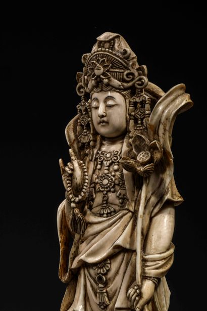 null Okimono en ivoire sculpté représentant une déesse à la large coiffe agrémentée...