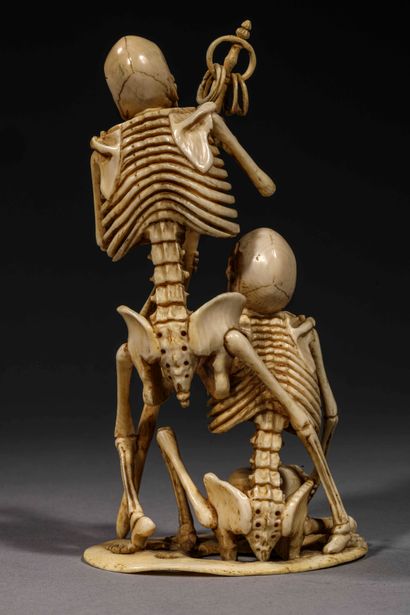 null "Deux squelettes, l'un assis, l'autre debout"

Okimono en ivoire, JAPON fin...