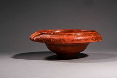 null Bowl with rim and spout

Terra sigillata. Important restorations and repaints

Gallo-Roman...