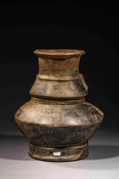 null Vase anthropomorphe

Terre cuite à engobe brun-noir

Culture Tairona, Colombie

1000...