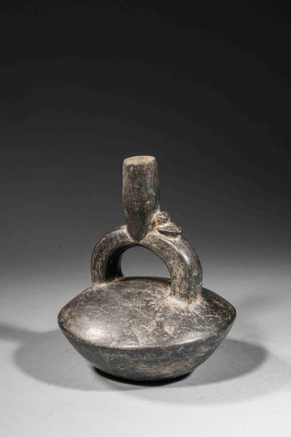 null Vase with stirrup handle decorated with a bird

Brownish black terracotta

Chimu...
