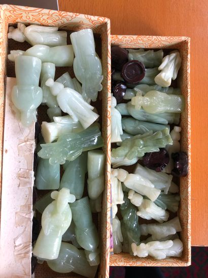 null Deux boites de sculptures en pierres dures (Jade, jadéite ?)