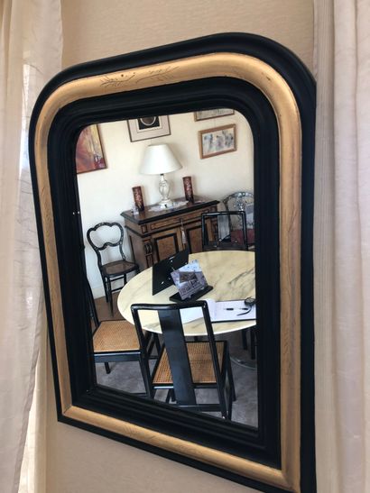 null Miroir de forme arrondi en bois peint en noir et doré

64x50cm





Lot à retirer...