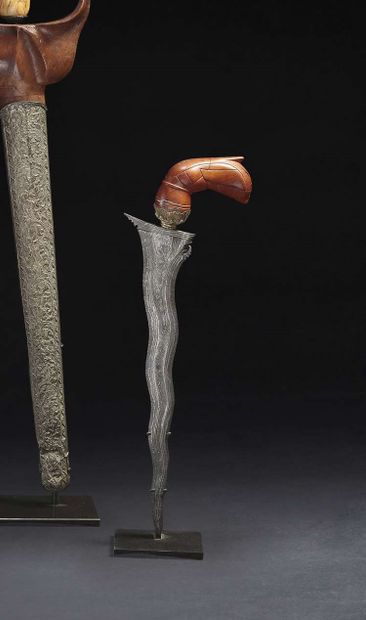 null Couteau " Kriss " en fer forgé ,à la poignée en bois sculpté .Indonésie 19eme...