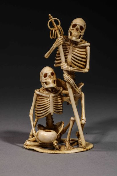 null "Deux squelettes, l'un assis, l'autre debout"

Okimono en ivoire, JAPON fin...