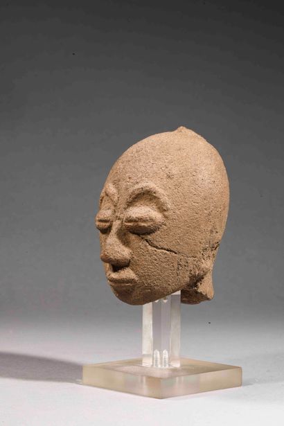 null Head of a character with a softened expression

Terracotta, plinth

Africa ...