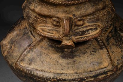 null Vase anthropomorphe

Terre cuite à engobe brun-noir

Culture Tairona, Colombie

1000...