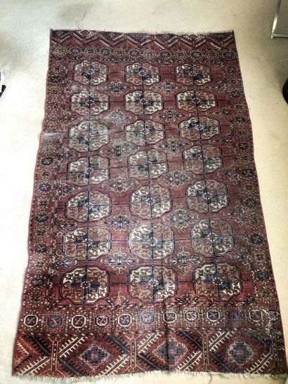 null Lot de trois tapis:

- petit tapis Boukara, 170 x 103 cm (usures)

- descente...