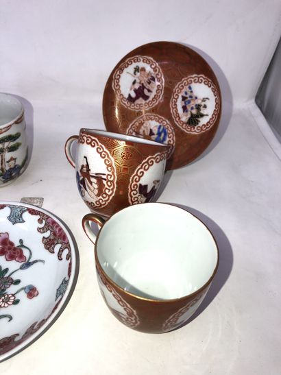 null Trois tasses et trois soucoupes en porcelaine dépareillés

Chine, XVIIIe siècle...