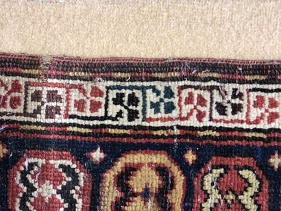 null Petit tapis à fond rouge à décor de boteh stylisés

Caucase, XIXe siècle

185...