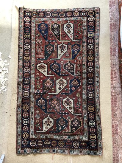 null Petit tapis à fond rouge à décor de boteh stylisés

Caucase, XIXe siècle

185...
