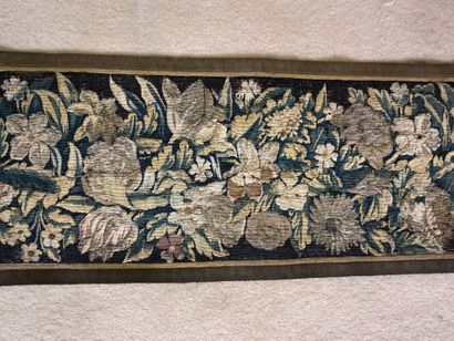 null 
Bandeau provenant d’une bordure en tapisserie, laine et soie, Aubusson, XVIIème...