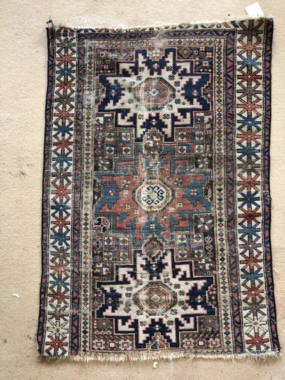 null Petit tapis à fond bleu à décor de trois médaillons étoilés

Caucase, XIXe siècle...