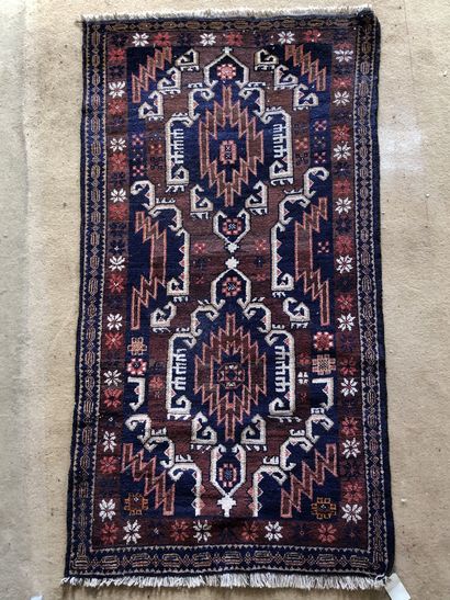 null Lot de trois tapis:

- petit tapis Boukara, 170 x 103 cm (usures)

- descente...