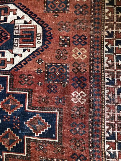 null Grand tapis à fond rouge à décor de trois médaillons bleus

Kazak, XIXe siècle

222...