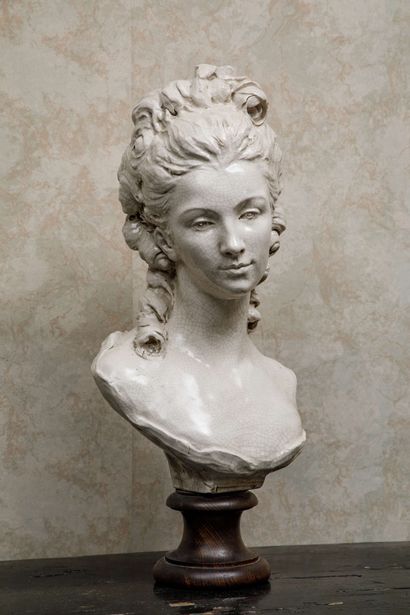  Buste en céramique craquelée représentant le portrait en buste d'une Dame de qualité....