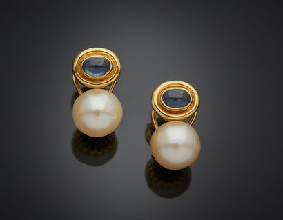 null Paire de BOUCLES d'OREILLES en or jaune (750 ) godronné, serti d'un saphir cabochon...