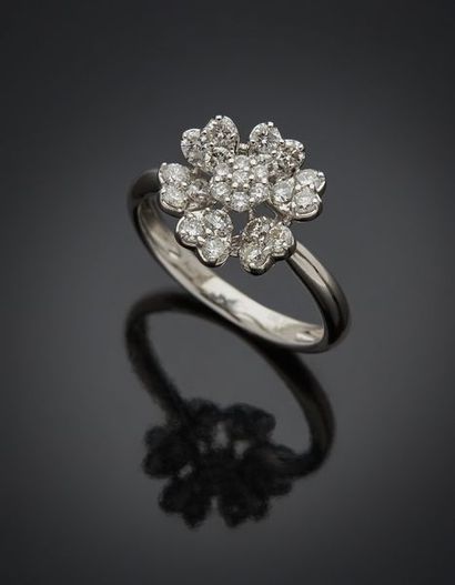 null BAGUE " fleurette " en or gris (750) ajouré, serti de petits diamants taille...