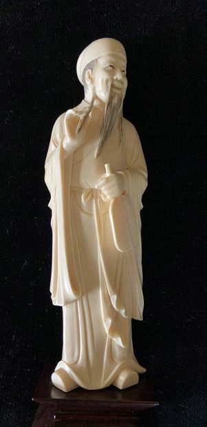  CHINE : 
Statuette de lettré en ivoire finement sculpté, représenté debout et tenant...