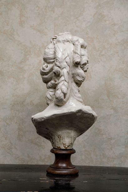 Buste en céramique craquelée représentant le portrait en buste d'une Dame de qualité....