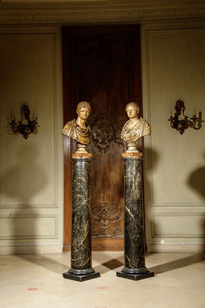  Ecole italienne vers 1900 
"Portrait d'empereur et femme romaine" 
Bustes en marbre...