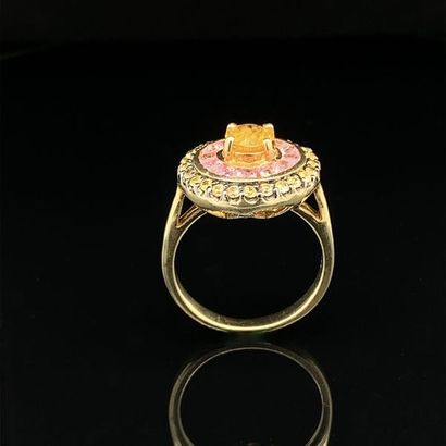 null BAGUE circulaire en vermeil (925%) serti d'un saphir jaune rond, entouré de...