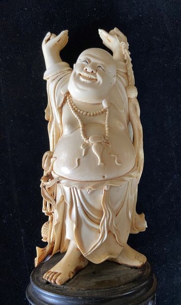 null CHINE : 

Statuette de Putaï en ivoire finement sculpté, représenté debout et...
