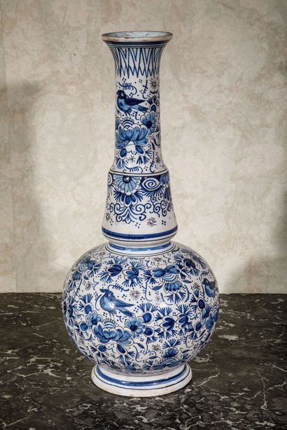  DELFT : 
Vase bouteille en faïence à décor en camaïeu bleu de fleurs et oiseaux....