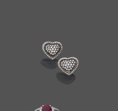 null MOUAWAD

Paire de CLOUS d'OREILLES " coeurs " en or gris et or noirci (750)...