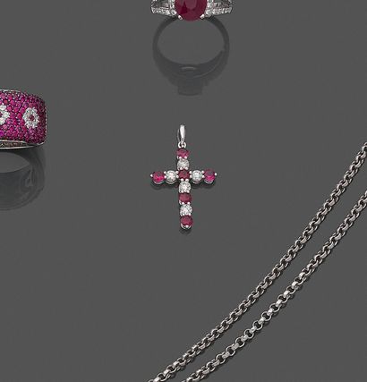 null PENDENTIF " croix " en or gris (750) serti de diamants taille brillant et rubis...