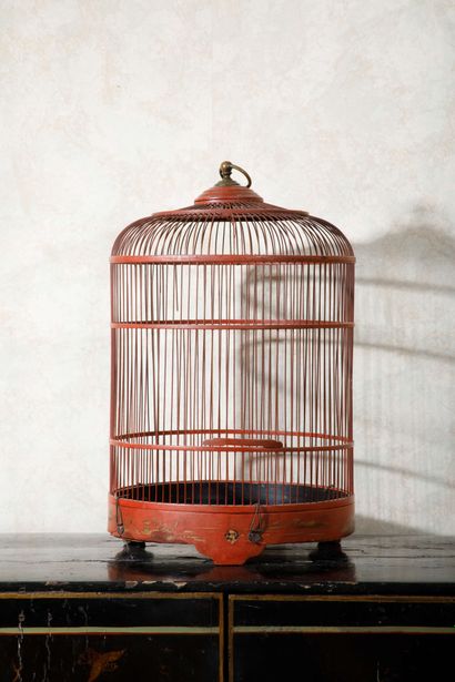 null Cage à oiseaux en bois laqué rouge, anneau de suspension en bronze verni.

Epoque...
