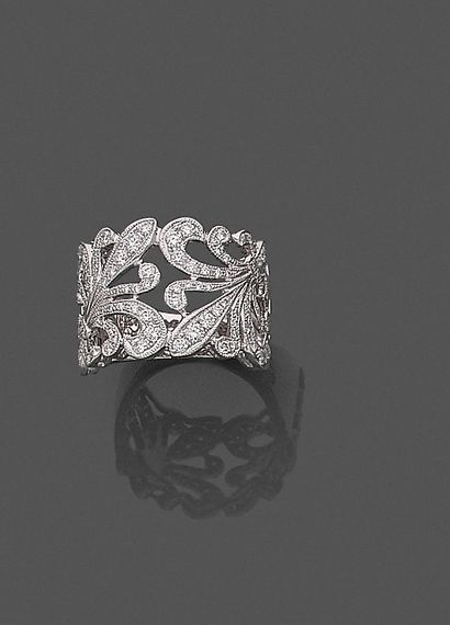 null Large BAGUE " feuillages " en or gris (750) ajouré, serti de diamants taille...