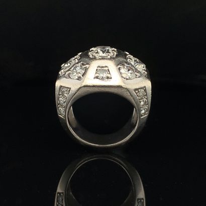 null 
BAGUE " géométrique " 
en or gris (750%) serti de trois diamants taille ancienne...