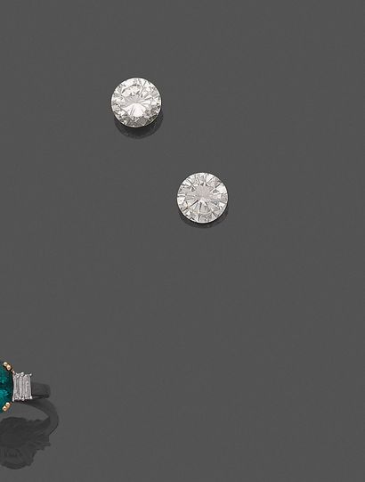 null Paire de DIAMANTS taille brillant pesant respectivement 2,88 carats et 2,79...