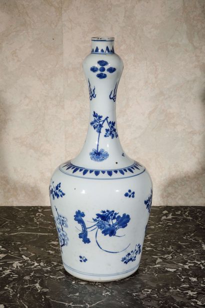  CHINE : 
Vase balustre en porcelaine à décor en camaïeu bleu de branchages fleuris...