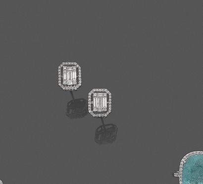 null Paire de CLOUS d'OREILLES octogonaux en or gris (750%) ajouré, serti de diamants...