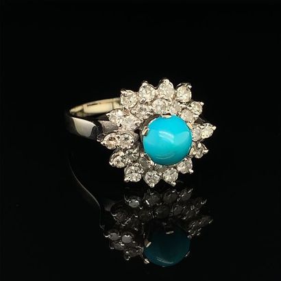 null 
*BAGUE en or gris (750) centré d'une turquoise cabochon, dans un double entourage...