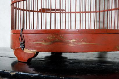  Cage à oiseaux en bois laqué rouge, anneau de suspension en bronze verni. 
Epoque...