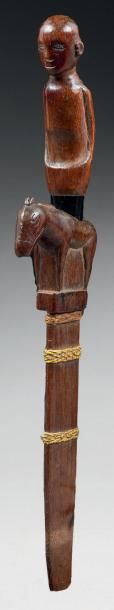 null FINE DAGUE (LADING) décorée d'une belle poignée en ivoire à patine brune foncée...